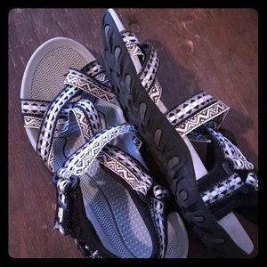 Muk Luks Black and White Patterned Sandals